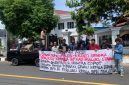 Aksi Massa Depan Kediaman Gubernur Malut Sherly Laos (Foto/Istimewa) 