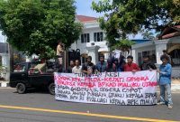 Aksi Massa Depan Kediaman Gubernur Malut Sherly Laos (Foto/Istimewa) 