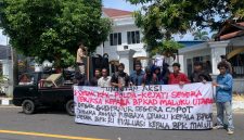 Aksi Massa Depan Kediaman Gubernur Malut Sherly Laos (Foto/Istimewa) 