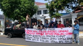 Aksi Massa Depan Kediaman Gubernur Malut Sherly Laos (Foto/Istimewa) 