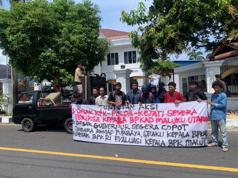 Aksi Massa Depan Kediaman Gubernur Malut Sherly Laos (Foto/Istimewa) 