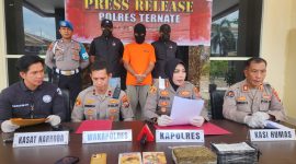 Kapolres Ternate, AKBP Anita Ratna Yulianto, S.I.K., M.H, & Kasat Resnarkoba Polres Ternate, IPTU Suherman S.Sos., M.H Konferensi Pers di dampingi Kasi Humas AKP Umar Kombong (Foto/Nalarsatu.com) 