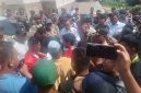 Aksi Bentrok di Depan Kantor Dinas PUPR Massa Aksi, Satpol PP, Aparat Kepolisian, Kadis PUPR dan Sejumlah Pegawai Dinas PUPR Halmahera Selatan (Foto/Nalarsatu) 