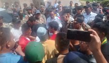 Aksi Bentrok di Depan Kantor Dinas PUPR Massa Aksi, Satpol PP, Aparat Kepolisian, Kadis PUPR dan Sejumlah Pegawai Dinas PUPR Halmahera Selatan (Foto/Nalarsatu) 