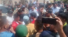 Aksi Bentrok di Depan Kantor Dinas PUPR Massa Aksi, Satpol PP, Aparat Kepolisian, Kadis PUPR dan Sejumlah Pegawai Dinas PUPR Halmahera Selatan (Foto/Nalarsatu) 