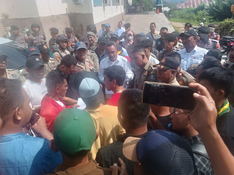 Aksi Bentrok di Depan Kantor Dinas PUPR Massa Aksi, Satpol PP, Aparat Kepolisian, Kadis PUPR dan Sejumlah Pegawai Dinas PUPR Halmahera Selatan (Foto/Nalarsatu) 