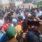 Aksi Bentrok di Depan Kantor Dinas PUPR Massa Aksi, Satpol PP, Aparat Kepolisian, Kadis PUPR dan Sejumlah Pegawai Dinas PUPR Halmahera Selatan (Foto/Nalarsatu) 