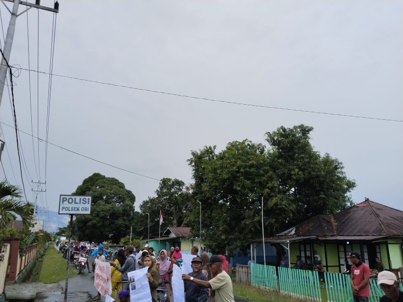 Masa Aksi Kepung Polsek Obi (Foto/Nalarsatu.com) 