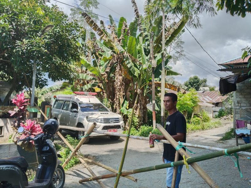 Tomy Nikolas Palang Jalan Tomori Perumahan Tamansari (Foto/Nalarsatu.com)