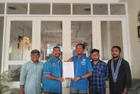Penyerahan SK karateker DPD I KNPI Malut Isnain Bailusy Kepada DPD II KNPI Halsel Akbar Ahad di Caffe Bilqis (Foto/Nalarsatu.com)