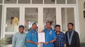 Penyerahan SK karateker DPD I KNPI Malut Isnain Bailusy Kepada DPD II KNPI Halsel Akbar Ahad di Caffe Bilqis (Foto/Nalarsatu.com)