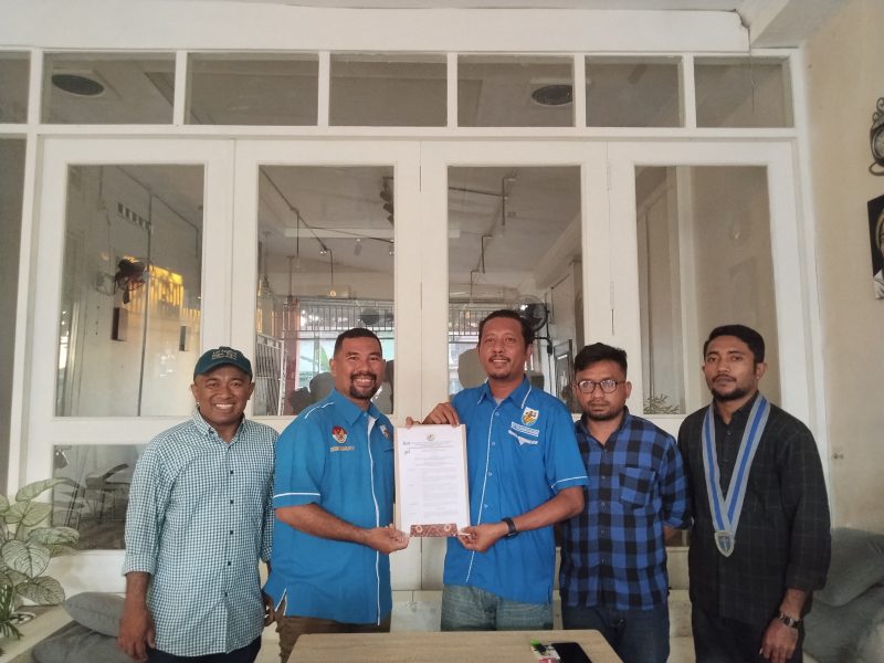 Penyerahan SK karateker DPD I KNPI Malut Isnain Bailusy Kepada DPD II KNPI Halsel Akbar Ahad di Caffe Bilqis (Foto/Nalarsatu.com)