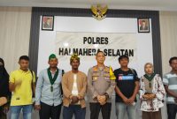 Kapolres Halmahera Selatan AKBP Hendra Gunawan bersama keluarga korban dan perwakilan HMI Cabang Bacan usai pertemuan di Polres Halsel, Rabu (16/7/2025), terkait janji penuntasan dua kasus kejahatan seksual di Kecamatan Obi yang hingga akhir 2025 belum menunjukkan kejelasan hukum (Foto/Nalarsatu.com)