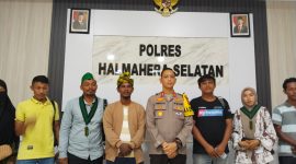 Kapolres Halmahera Selatan AKBP Hendra Gunawan bersama keluarga korban dan perwakilan HMI Cabang Bacan usai pertemuan di Polres Halsel, Rabu (16/7/2025), terkait janji penuntasan dua kasus kejahatan seksual di Kecamatan Obi yang hingga akhir 2025 belum menunjukkan kejelasan hukum (Foto/Nalarsatu.com)