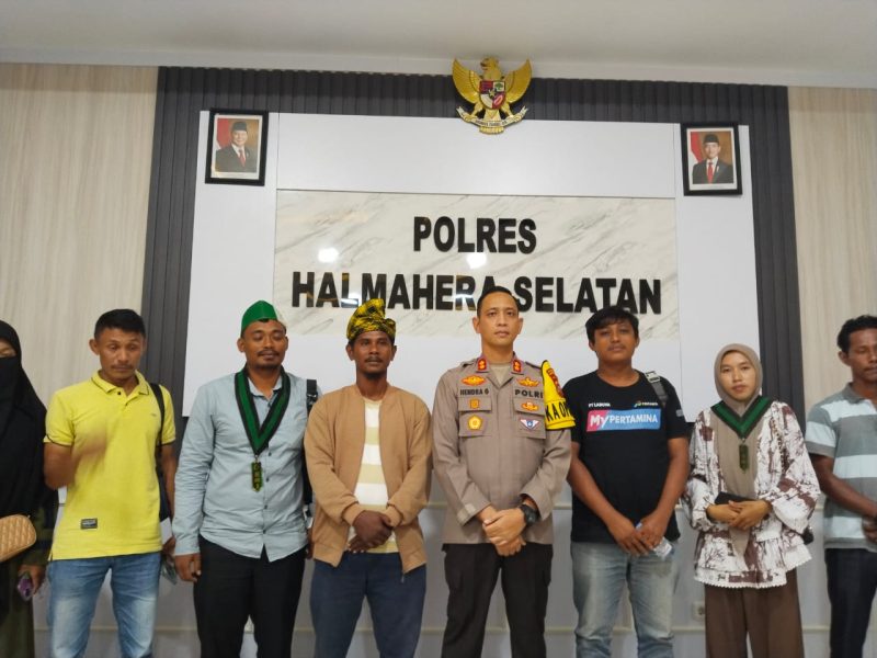 Kapolres Halmahera Selatan AKBP Hendra Gunawan bersama keluarga korban dan perwakilan HMI Cabang Bacan usai pertemuan di Polres Halsel, Rabu (16/7/2025), terkait janji penuntasan dua kasus kejahatan seksual di Kecamatan Obi yang hingga akhir 2025 belum menunjukkan kejelasan hukum (Foto/Nalarsatu.com)