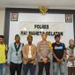 Kapolres Halmahera Selatan AKBP Hendra Gunawan bersama keluarga korban dan perwakilan HMI Cabang Bacan usai pertemuan di Polres Halsel, Rabu (16/7/2025), terkait janji penuntasan dua kasus kejahatan seksual di Kecamatan Obi yang hingga akhir 2025 belum menunjukkan kejelasan hukum (Foto/Nalarsatu.com)