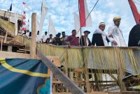 Sultan Bacan ke-22, Muhammad Irsysad Maulana Syah, bersama Wakil Bupati Halmahera Selatan, Helmi Umar Mukhsin, menghadiri prosesi pemasangan tiang alif Masjid Al-Muhajirin di Desa Pelita, Kecamatan Mandioli Utara, Kabupaten Halmahera Selatan. (Foto/Azu)