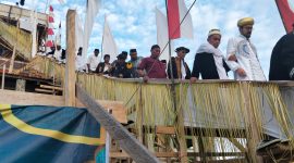 Sultan Bacan ke-22, Muhammad Irsysad Maulana Syah, bersama Wakil Bupati Halmahera Selatan, Helmi Umar Mukhsin, menghadiri prosesi pemasangan tiang alif Masjid Al-Muhajirin di Desa Pelita, Kecamatan Mandioli Utara, Kabupaten Halmahera Selatan. (Foto/Azu)