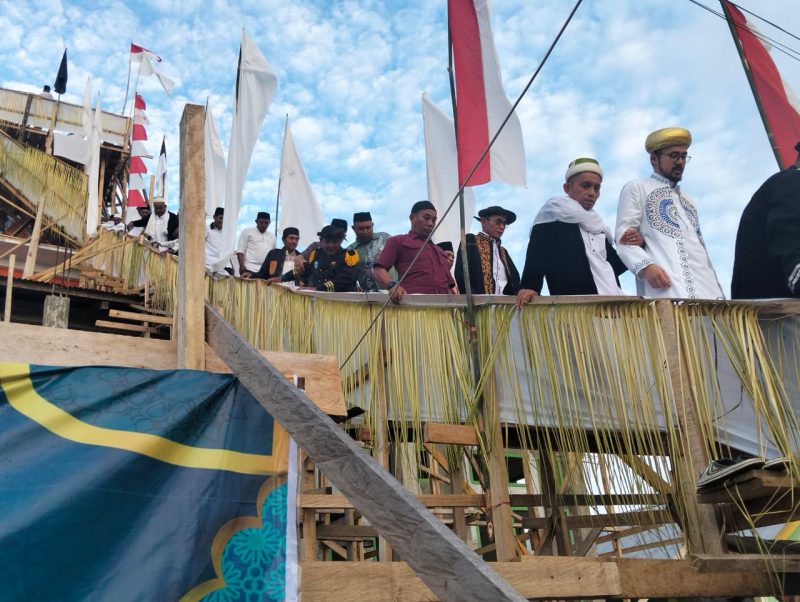 Sultan Bacan ke-22, Muhammad Irsysad Maulana Syah, bersama Wakil Bupati Halmahera Selatan, Helmi Umar Mukhsin, menghadiri prosesi pemasangan tiang alif Masjid Al-Muhajirin di Desa Pelita, Kecamatan Mandioli Utara, Kabupaten Halmahera Selatan. (Foto/Azu)