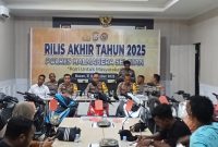Kapolres Halmahera Selatan AKBP Hendra Gunawan menyampaikan keterangan kepada awak media saat Konferensi Pers Akhir Tahun 2025 di Aula Kantor Polres Halmahera Selatan, Rabu (31/12/2025). (Foto: Nalarsatu.com)