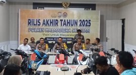 Kapolres Halmahera Selatan AKBP Hendra Gunawan menyampaikan keterangan kepada awak media saat Konferensi Pers Akhir Tahun 2025 di Aula Kantor Polres Halmahera Selatan, Rabu (31/12/2025). (Foto: Nalarsatu.com)