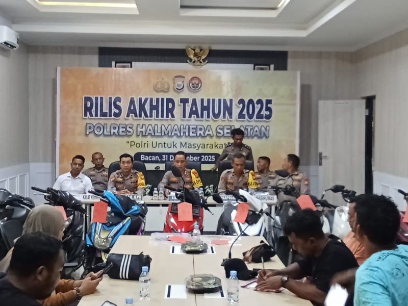 Kapolres Halmahera Selatan AKBP Hendra Gunawan menyampaikan keterangan kepada awak media saat Konferensi Pers Akhir Tahun 2025 di Aula Kantor Polres Halmahera Selatan, Rabu (31/12/2025). (Foto: Nalarsatu.com)