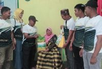 Group Coffee Break Kementerian Agama Kabupaten Halmahera Selatan menyerahkan santunan kepada anak yatim dan janda di Desa Marabose, Kecamatan Bacan, Kamis (2/1/2025), dalam rangka memperingati Hari Ulang Tahun Kementerian Agama RI. (Foto: Coffee Break Kemenag Halsel)