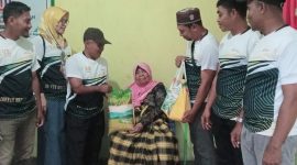 Group Coffee Break Kementerian Agama Kabupaten Halmahera Selatan menyerahkan santunan kepada anak yatim dan janda di Desa Marabose, Kecamatan Bacan, Kamis (2/1/2025), dalam rangka memperingati Hari Ulang Tahun Kementerian Agama RI. (Foto: Coffee Break Kemenag Halsel)