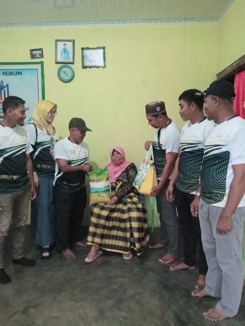 Group Coffee Break Kementerian Agama Kabupaten Halmahera Selatan menyerahkan santunan kepada anak yatim dan janda di Desa Marabose, Kecamatan Bacan, Kamis (2/1/2025), dalam rangka memperingati Hari Ulang Tahun Kementerian Agama RI. (Foto: Coffee Break Kemenag Halsel)