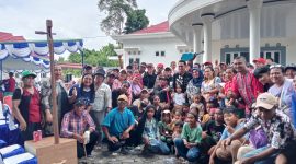 Wakil Bupati Halsel Helmi Umar Muksin menerima Jemaat GPM Maranatha Sayoang dalam Open House Kolele Tahun Baru di Desa Papaloang, Minggu (4/1/2026), sebagai wujud kebersamaan dan persaudaraan (Foto/Samuel)