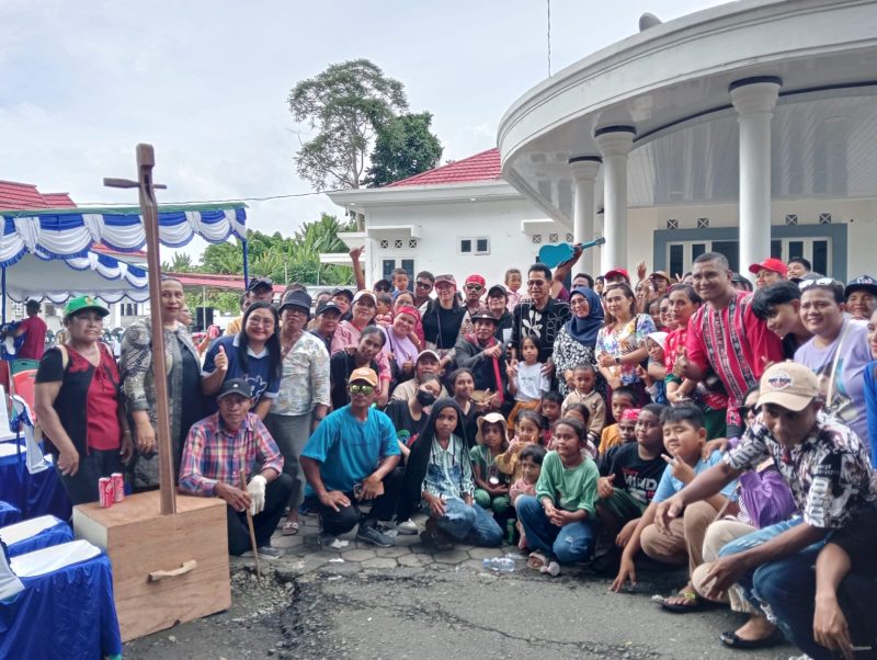 Wakil Bupati Halsel Helmi Umar Muksin menerima Jemaat GPM Maranatha Sayoang dalam Open House Kolele Tahun Baru di Desa Papaloang, Minggu (4/1/2026), sebagai wujud kebersamaan dan persaudaraan (Foto/Samuel)