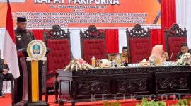 Bupati Halmahera Selatan, Hasan Ali Bassam Kasuba, menghadiri Rapat Paripurna ke-1 Masa Persidangan I Tahun 2026 DPRD Halmahera Selatan dalam agenda pengesahan dua Rancangan Peraturan Daerah (Ranperda) menjadi Perda di ruang sidang paripurna. (Foto/Ibnu)