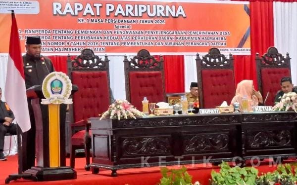 Bupati Halmahera Selatan, Hasan Ali Bassam Kasuba, menghadiri Rapat Paripurna ke-1 Masa Persidangan I Tahun 2026 DPRD Halmahera Selatan dalam agenda pengesahan dua Rancangan Peraturan Daerah (Ranperda) menjadi Perda di ruang sidang paripurna. (Foto/Ibnu)