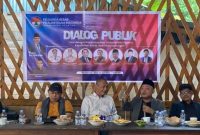Mantan Pelaksana Tugas Kepala Dinas Pertambangan Kabupaten Halmahera Selatan pada masa pemerintahan Bupati Muhammad Kasuba, Lc, sekaligus Anggota DPRD Provinsi Maluku Utara Komisi II, Dr. Iksan Subur (tengah), didampingi Dr. Arwan M. Said (kiri), Amrul Doturu (kanan) selaku moderator, serta Dr. Fahrul Abdul Muhid, saat Dialog Publik bertema “Membangun Kepemimpinan Berbasis Nilai Agama, Kepedulian Sosial, dan Etika Lingkungan” (Foto/AM)