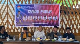 Mantan Pelaksana Tugas Kepala Dinas Pertambangan Kabupaten Halmahera Selatan pada masa pemerintahan Bupati Muhammad Kasuba, Lc, sekaligus Anggota DPRD Provinsi Maluku Utara Komisi II, Dr. Iksan Subur (tengah), didampingi Dr. Arwan M. Said (kiri), Amrul Doturu (kanan) selaku moderator, serta Dr. Fahrul Abdul Muhid, saat Dialog Publik bertema “Membangun Kepemimpinan Berbasis Nilai Agama, Kepedulian Sosial, dan Etika Lingkungan” (Foto/AM)