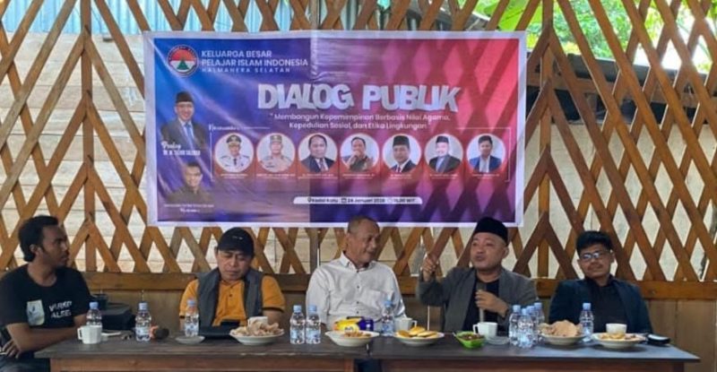 Mantan Pelaksana Tugas Kepala Dinas Pertambangan Kabupaten Halmahera Selatan pada masa pemerintahan Bupati Muhammad Kasuba, Lc, sekaligus Anggota DPRD Provinsi Maluku Utara Komisi II, Dr. Iksan Subur (tengah), didampingi Dr. Arwan M. Said (kiri), Amrul Doturu (kanan) selaku moderator, serta Dr. Fahrul Abdul Muhid, saat Dialog Publik bertema “Membangun Kepemimpinan Berbasis Nilai Agama, Kepedulian Sosial, dan Etika Lingkungan” (Foto/AM)