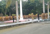Bupati Halmahera Selatan, Hasan Ali Bassam Kasuba, memimpin apel mingguan di Lapangan Upacara Kantor Bupati, didampingi Asisten I, II, dan III, yang diikuti seluruh pimpinan OPD, ASN, serta PPPK di lingkungan Pemerintah (Foto/Ardian)