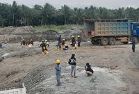 Suasana lokasi pembangunan bendung PT Harita Group di Desa Kawasi, Kilo 4, areal Sungai Akelamo, Kecamatan Obi, Halmahera Selatan, tampak tidak lagi beraktivitas setelah seluruh peralatan kerja diangkat. Penghentian sementara pekerjaan dilakukan sambil menunggu penyelesaian pembayaran lahan milik warga seluas 7,5 hektare (Foto/Nalarsatu.com)