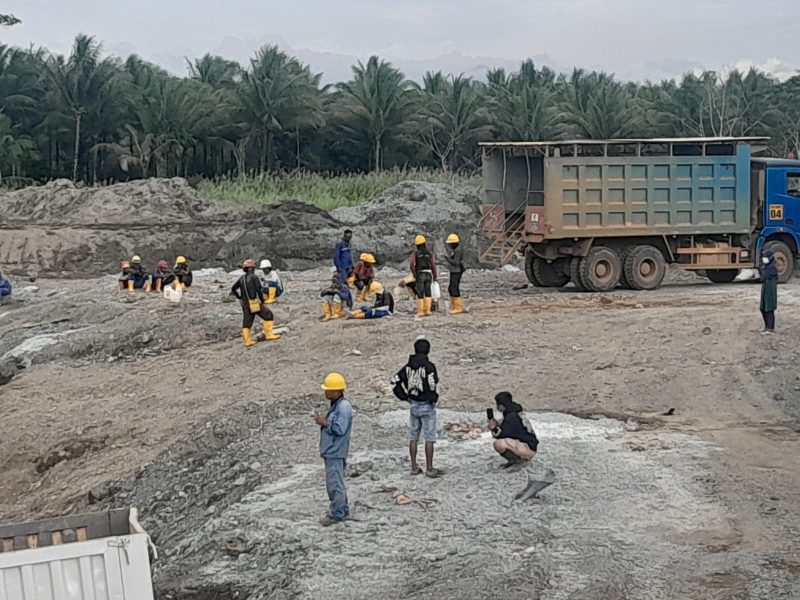 Suasana lokasi pembangunan bendung PT Harita Group di Desa Kawasi, Kilo 4, areal Sungai Akelamo, Kecamatan Obi, Halmahera Selatan, tampak tidak lagi beraktivitas setelah seluruh peralatan kerja diangkat. Penghentian sementara pekerjaan dilakukan sambil menunggu penyelesaian pembayaran lahan milik warga seluas 7,5 hektare (Foto/Nalarsatu.com)
