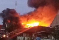 “Rumah milik Darti La Jumaini di Desa Akegula, RT 02, Halmahera Selatan, hangus terbakar saat waktu Magrib, Sabtu (10/1/2026). Peristiwa tersebut menyebabkan kerugian material yang ditaksir mencapai Ratusan Juta (Foto/Nalarsatu.com)