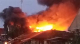 “Rumah milik Darti La Jumaini di Desa Akegula, RT 02, Halmahera Selatan, hangus terbakar saat waktu Magrib, Sabtu (10/1/2026). Peristiwa tersebut menyebabkan kerugian material yang ditaksir mencapai Ratusan Juta (Foto/Nalarsatu.com)