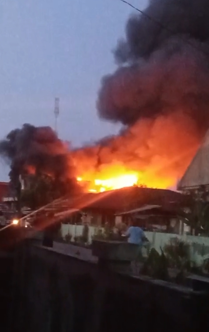 “Rumah milik Darti La Jumaini di Desa Akegula, RT 02, Halmahera Selatan, hangus terbakar saat waktu Magrib, Sabtu (10/1/2026). Peristiwa tersebut menyebabkan kerugian material yang ditaksir mencapai Ratusan Juta (Foto/Nalarsatu.com)