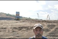 Arifin, warga Desa Soligi Kecamatan Obi Selatan, menunjukkan lahan kebun kelapa, cengkeh, dan pala miliknya yang kini terjepit aktivitas pertambangan. Ia menolak tawaran harga murah yang dinilai tidak sebanding dengan nilai kebun sebagai sumber hidup keluarga. (Foto/Nalarsatu.com)