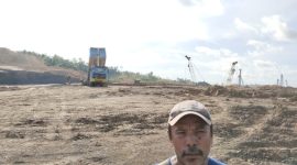 Arifin, warga Desa Soligi Kecamatan Obi Selatan, menunjukkan lahan kebun kelapa, cengkeh, dan pala miliknya yang kini terjepit aktivitas pertambangan. Ia menolak tawaran harga murah yang dinilai tidak sebanding dengan nilai kebun sebagai sumber hidup keluarga. (Foto/Nalarsatu.com)