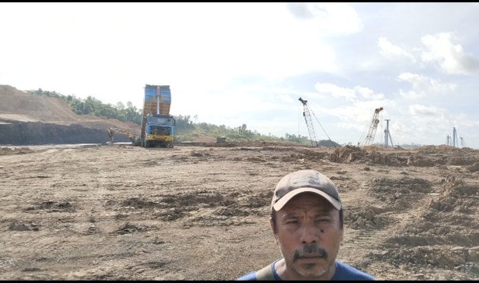 Arifin, warga Desa Soligi Kecamatan Obi Selatan, menunjukkan lahan kebun kelapa, cengkeh, dan pala miliknya yang kini terjepit aktivitas pertambangan. Ia menolak tawaran harga murah yang dinilai tidak sebanding dengan nilai kebun sebagai sumber hidup keluarga. (Foto/Nalarsatu.com)