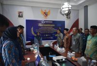Penyerahan hasil Penilaian Opini Ombudsman RI Tahun 2025 oleh Ombudsman RI Perwakilan Provinsi Maluku Utara kepada perwakilan lima pemerintah daerah, Kamis (12/2/2026), di Kantor Ombudsman RI Perwakilan Maluku Utara, Ternate (Foto/Istimewa)
