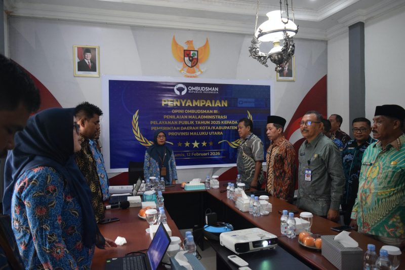 Penyerahan hasil Penilaian Opini Ombudsman RI Tahun 2025 oleh Ombudsman RI Perwakilan Provinsi Maluku Utara kepada perwakilan lima pemerintah daerah, Kamis (12/2/2026), di Kantor Ombudsman RI Perwakilan Maluku Utara, Ternate (Foto/Istimewa)