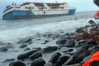KM Intim Teratai kandas di perairan Pulau Makian, Maluku Utara, Selasa (17/2/2026) dini hari. Kapal yang mengangkut 144 penumpang tersebut dilaporkan selamat seluruhnya setelah proses evakuasi dilakukan ke Desa Sebelei, Makian Barat (Foto/Istimewa)