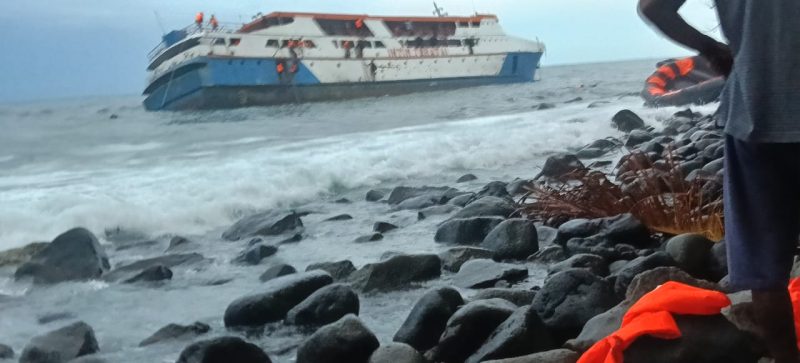 KM Intim Teratai kandas di perairan Pulau Makian, Maluku Utara, Selasa (17/2/2026) dini hari. Kapal yang mengangkut 144 penumpang tersebut dilaporkan selamat seluruhnya setelah proses evakuasi dilakukan ke Desa Sebelei, Makian Barat (Foto/Istimewa)