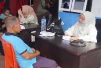 Upaya meningkatkan kapasitas masyarakat pesisir dalam menghadapi kondisi kegawatdaruratan terus dilakukan melalui sosialisasi dan pelatihan Bantuan Hidup Dasar (BHD) di Desa Obi Madapolo, Pulau Obi, Kabupaten Halmahera Selatan, Sabtu (14/6/2025). Istimewa